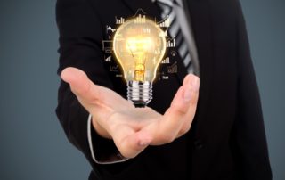 Entrepreneur tenant une ampoule, symbole d'innovation Jugaad